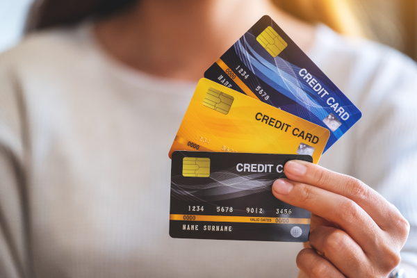 три кредитни карти в ръка